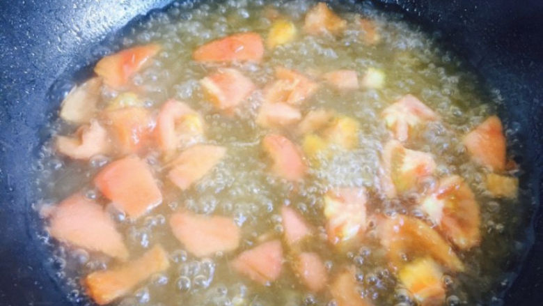 番茄金针菇汤,加入热水大火煮开（水量根据个人喜欢添加）