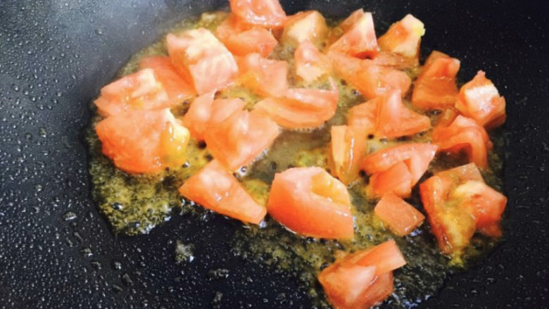 番茄金针菇汤,起油锅倒入番茄翻炒至出汁