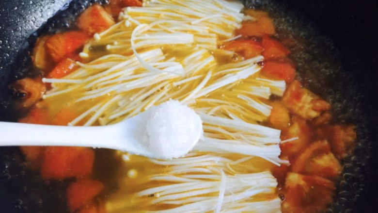 番茄金针菇汤,加入1小茶匙盐大火煮开至金针菇断生