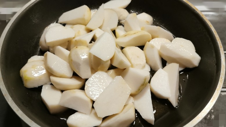 葱油芋艿,炒锅留下的葱油继续加热  放入芋艿块  翻炒