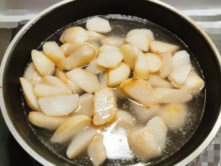 葱油芋艿,加入清水  水量与食材持平  