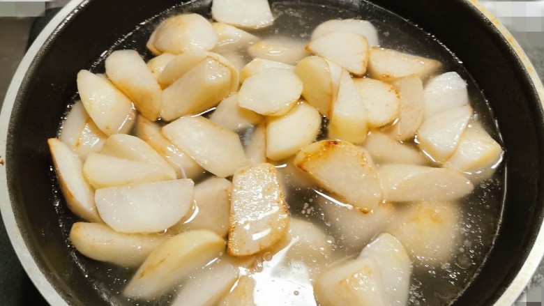 葱油芋艿,加入清水  水量与食材持平  