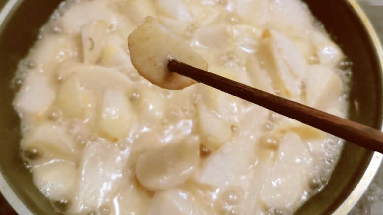 葱油芋艿,用筷子轻松穿透芋艿块  表示已经熟透