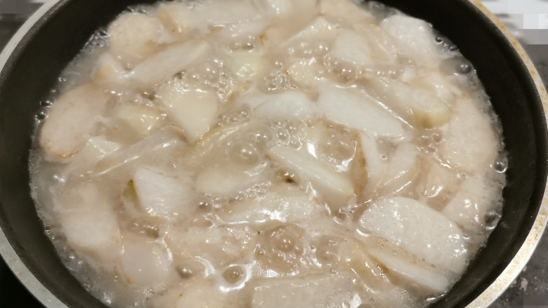 葱油芋艿,煮开  汤汁浓稠 呈奶白色 