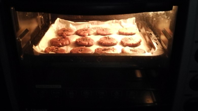 宫廷桃酥,放入烤箱  烤箱提前预热3分钟  165度上下火烤20分钟