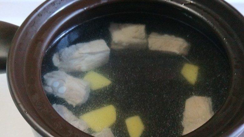 山药玉米排骨汤,放入排骨姜片。