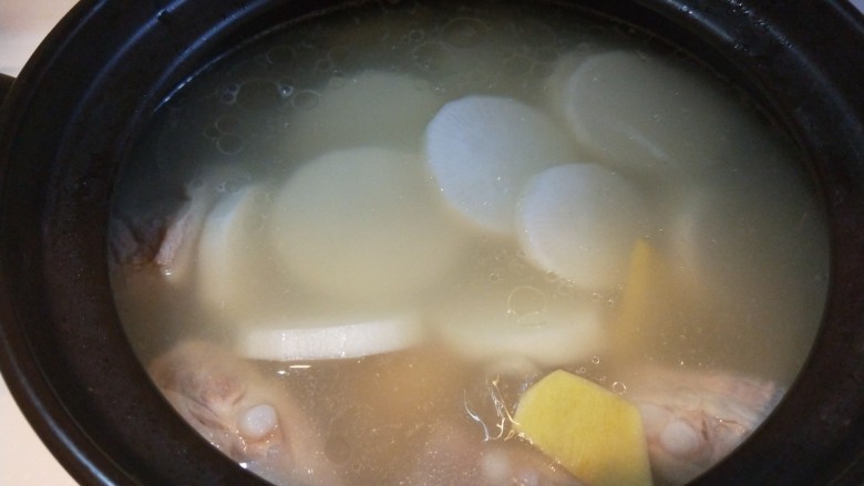 山药玉米排骨汤,在煮一小时左右。