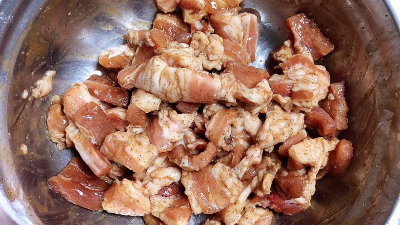 山药炒肉片,将肉搅拌均匀，腌制5-10分钟。