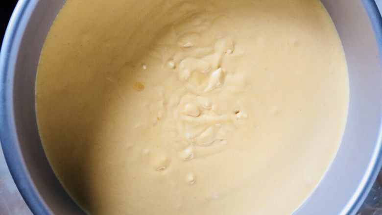芒果慕斯蛋糕 8寸,倒入冷藏好的奥利奥饼干碎上，冷藏2小时以上。