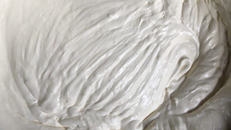 芒果慕斯蛋糕 8寸,奶油打发至六成发，有明显的纹路但还可以流动就可以了。