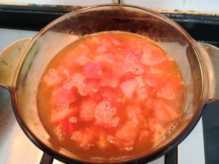 番茄金针菇汤,番茄翻炒出汁后，加入水800克，大火烧煮