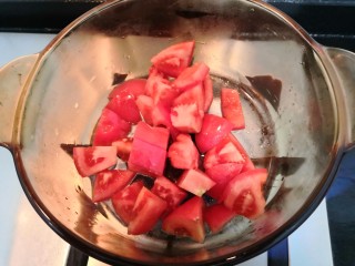 番茄金针菇汤,热锅起油，倒入番茄