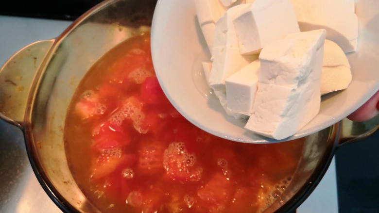 番茄金针菇汤,煮开后，倒入豆腐块