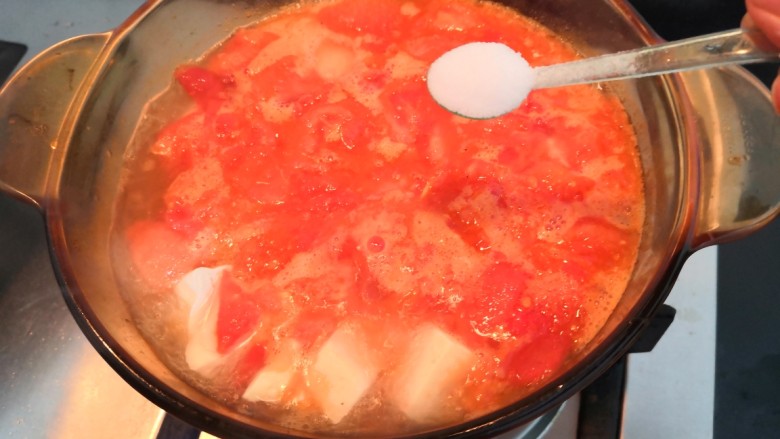 番茄金针菇汤,把盐，也加入锅中，搅拌一下，大火烧开