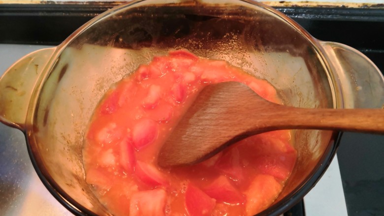番茄金针菇汤,把番茄，翻炒出汁