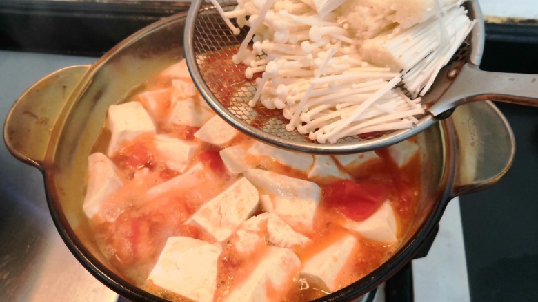 番茄金针菇汤,烧开后，加入金针菇