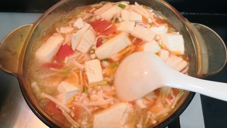 番茄金针菇汤,翻拌均匀，煮至沸腾后，关火