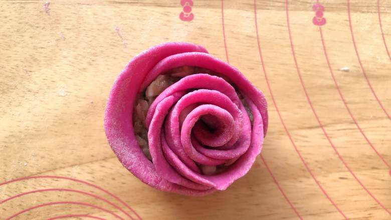 玫瑰蒸饺,从一端卷起，卷成玫瑰花的样子。

 
