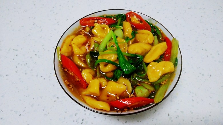 香辣南瓜猫耳面,加入适量面汤和炒熟的上海青，搅拌均匀