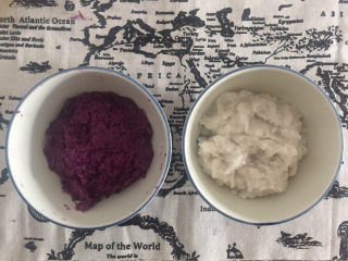 紫薯山药糕,将紫薯和山药碾碎，分别放入白砂糖，紫薯中放入少量牛奶
