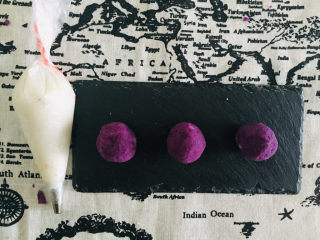 紫薯山药糕,紫薯中可放入一小部分山药，紫薯搓球，山药放入裱花袋中