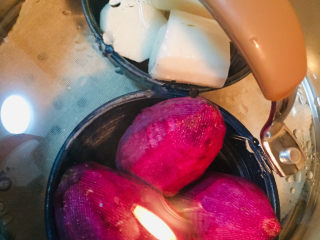 紫薯山药糕,放入蒸锅中中火蒸熟，筷子扎入能轻松扎透即可