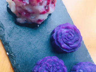 紫薯山药糕,山药挤在盘中，山药表面放少量蓝莓酱