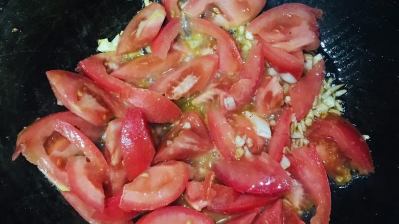 番茄菌菇豆腐汤,热油，加蒜末，放入刚准备的西红柿翻炒一会儿！