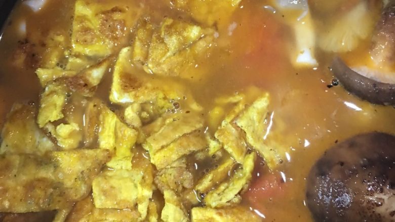 番茄菌菇豆腐汤,煮5分钟加入鸡蛋饼块，煮20分钟！