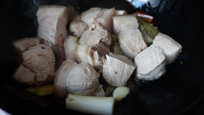 香菇卤肉丁包,适量油烧热，下所有配料。控干水的肉块儿下锅翻炒。
