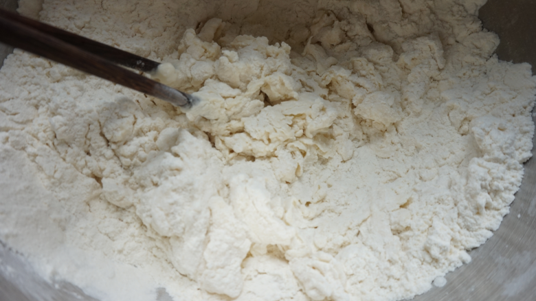 香菇卤肉丁包,酵母水加入500克中筋面粉中先用筷子搅拌。
