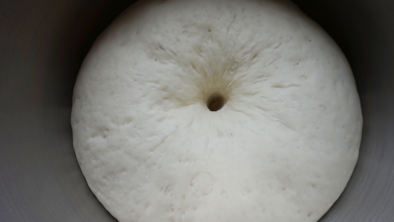 香菇卤肉丁包,面团发到2倍以上大。