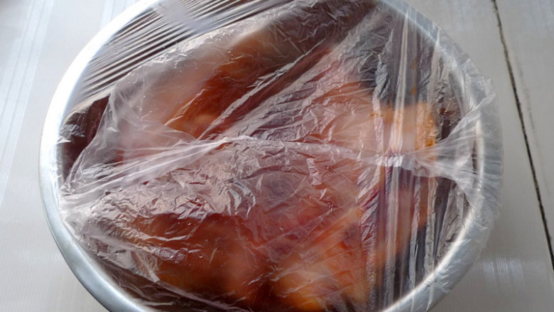 美味的新奥尔良烤鸡，做法简单方便, 盖上保鲜膜（袋），放入冰箱冷藏室一天一夜以上，期间，将全鸡翻转两次，使得料汁全面充分吸收