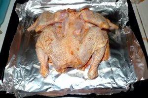 美味的新奥尔良烤鸡，做法简单方便, 将腌好的全鸡摆放入铺有锡纸的烤盘中