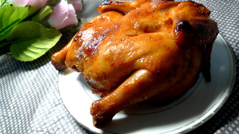 美味的新奥尔良烤鸡，做法简单方便, 将烤好的全鸡取出，装盘趁热食用