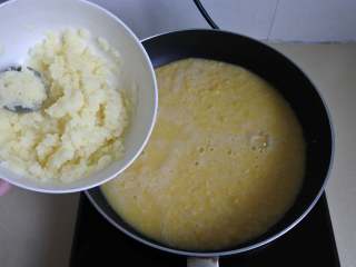 玉米浓汤,把玉米浆倒入锅内，放入土豆泥搅匀