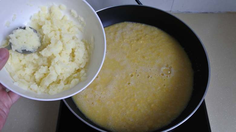 玉米浓汤,把玉米浆倒入锅内，放入土豆泥搅匀