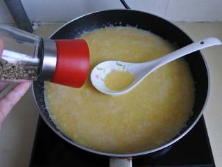 玉米浓汤,煮开，加盐、胡椒碎调味