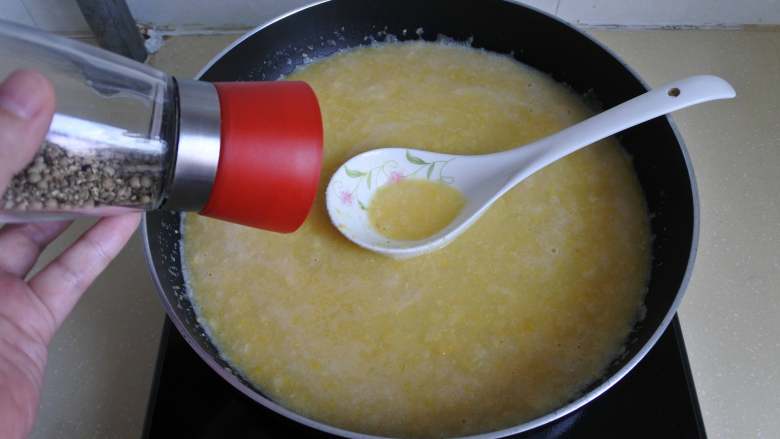 玉米浓汤,煮开，加盐、胡椒碎调味