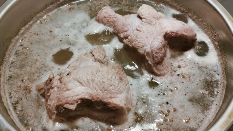 海带骨头汤,水开之后  猪骨捞出清洗干净 放入煲汤锅  丢掉脏水