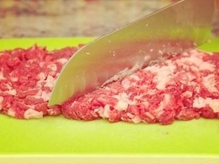 香酥牛肉饼,将牛肉切成半个厘米见方的小丁，然后粗粗地用刀剁几个来回，不要剁太细
