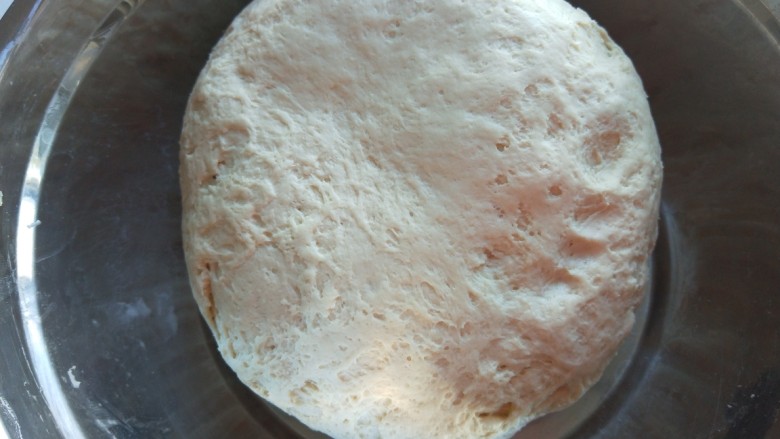 灌汤小笼包,面粉加入五克酵母合成面团。