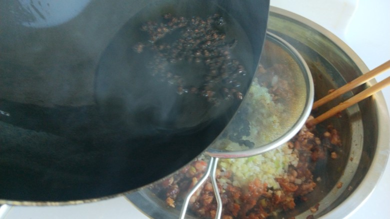 灌汤小笼包,炸制花椒油倒入肉馅中。
