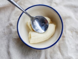 香蕉酸奶燕麦杯,香蕉去皮放入碗中。