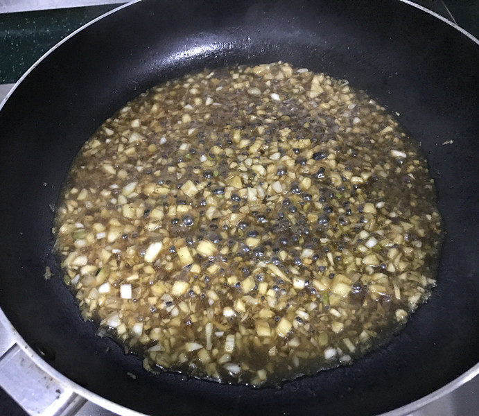 蒜蓉粉丝蒸生蚝,用小火煸炒至颜色变黄，且能闻到浓浓的蒜香味，这时再放入剩下的1/3蒜末和碗汁，转中火炒至浓稠即可