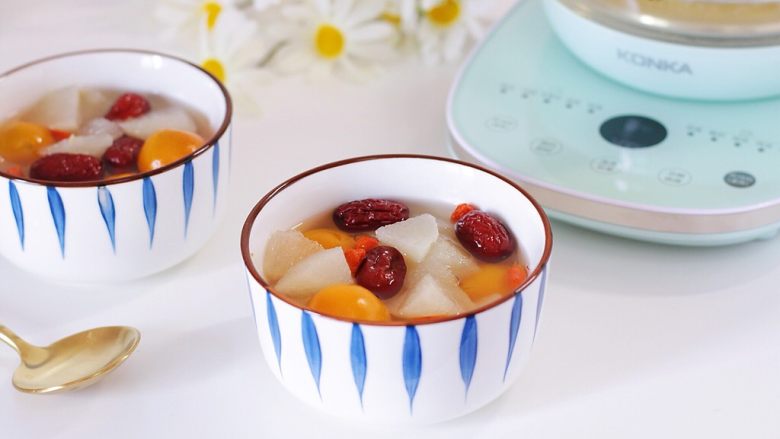 冰糖雪梨金桔饮,非常适合秋冬的一款小甜汤。