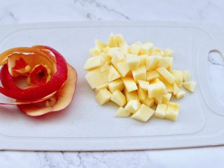 苹果蔓越莓奶昔,洗净的苹果去皮后，用刀切成小丁。