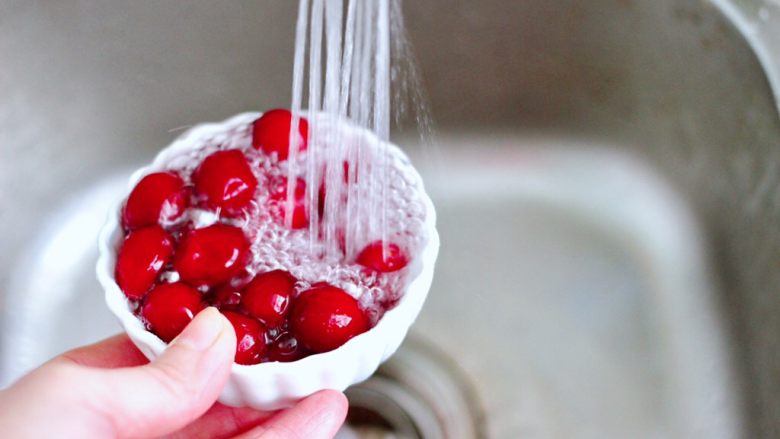 苹果蔓越莓奶昔,把蔓越莓用自来水冲洗干净。
