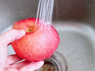 苹果蔓越莓奶昔,把苹果也用自来水冲洗干净。