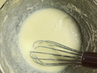 芝麻薄脆饼干,用打蛋器打匀蛋白和黄油。